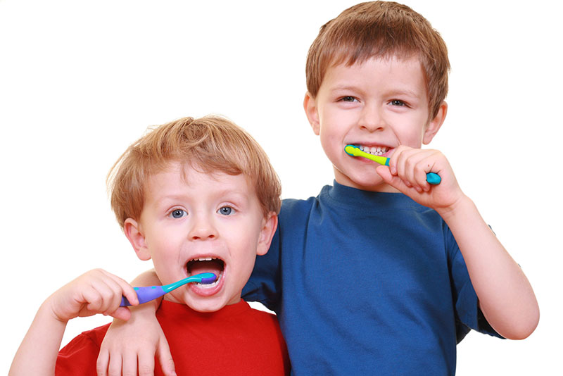 children brushing teeth